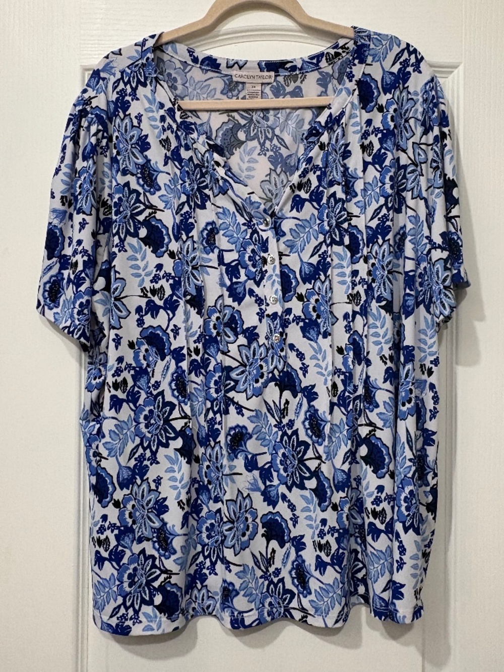 Carolyn Taylor Plus Size 2X Blue White Floral Henley Stretch Blouse